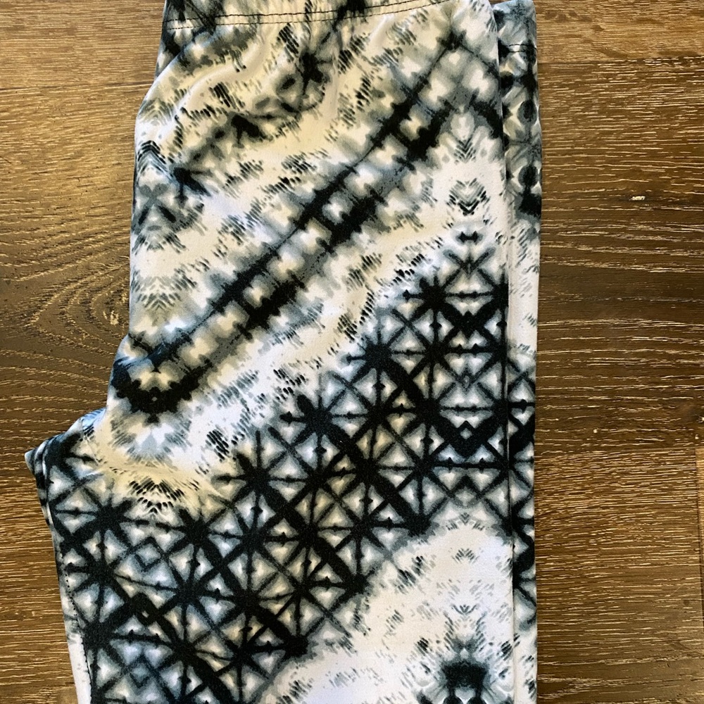 Women’s Black, White & Grey Capri Leggings
